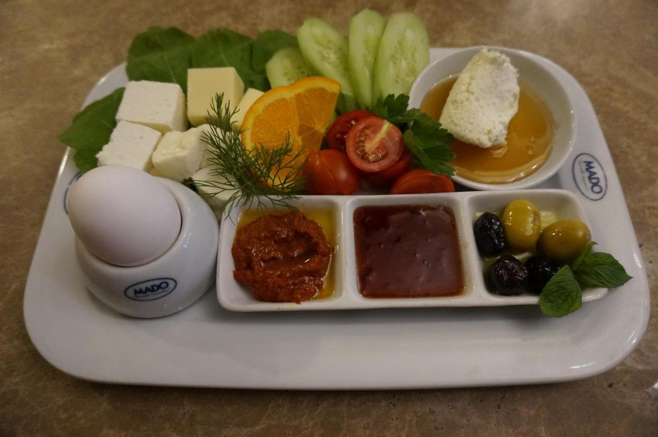 Hotel Phosphorion à Istambul Extérieur photo A traditional Turkish breakfast