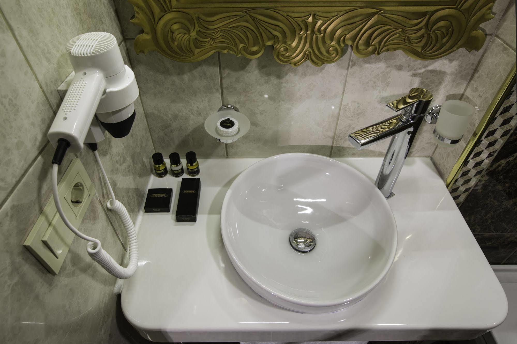 Hotel Phosphorion à Istambul Extérieur photo A bathroom in a hotel