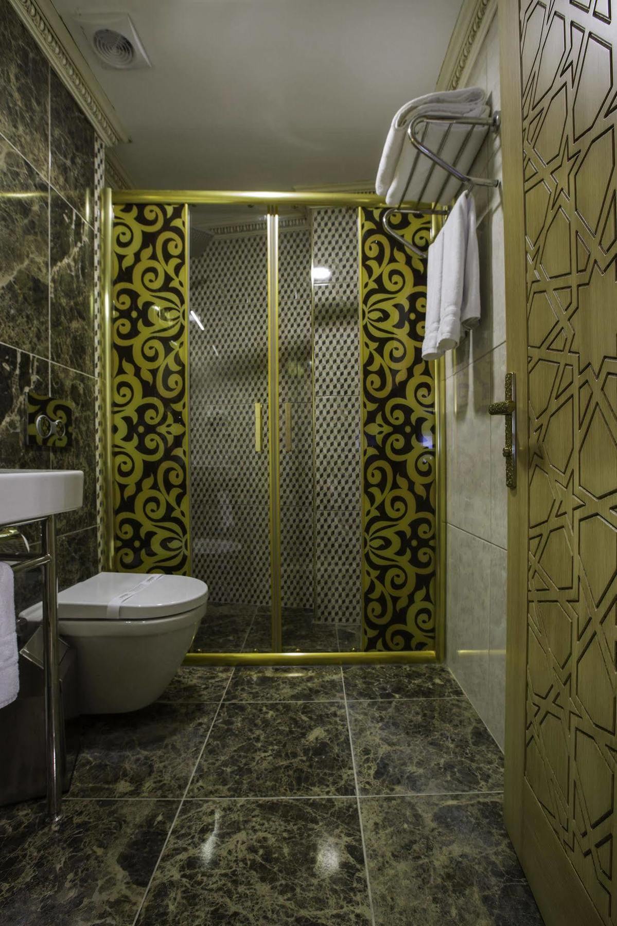 Hotel Phosphorion à Istambul Extérieur photo A shower enclosure
