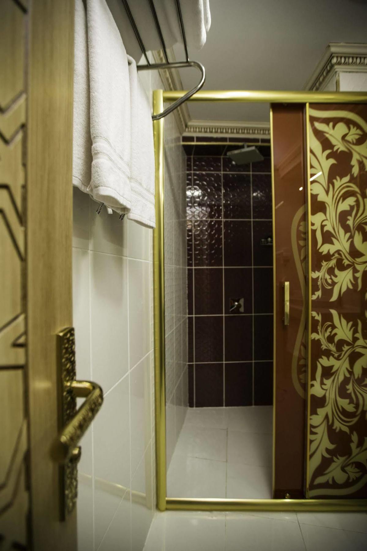 Hotel Phosphorion à Istambul Extérieur photo A shower cubicle